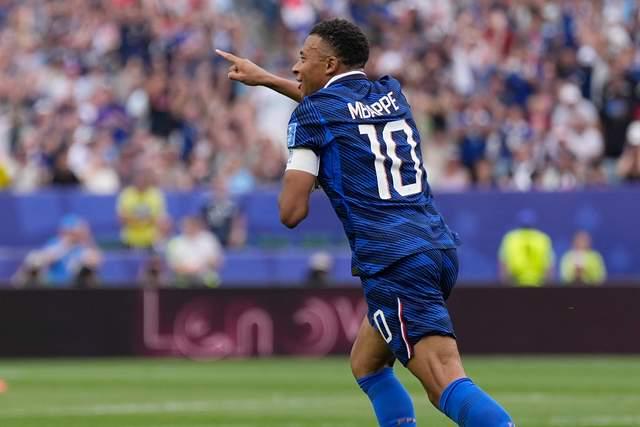 姆巴佩雨战再爆发，法国2-0击败伊拉克：世界杯16场16球追平克洛泽，逼近梅西纪录